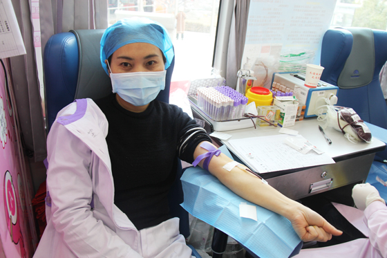 醫(yī)者仁心 大愛(ài)無(wú)疆 挽袖獻(xiàn)血 守護(hù)生命 ——安康市人民醫(yī)院開(kāi)展冬季愛(ài)心獻(xiàn)血活動(dòng)