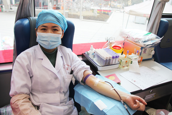 醫(yī)者仁心 大愛(ài)無(wú)疆 挽袖獻(xiàn)血 守護(hù)生命 ——安康市人民醫(yī)院開(kāi)展冬季愛(ài)心獻(xiàn)血活動(dòng)