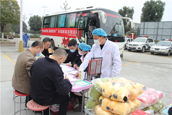 人民警察一心為民，捋袖捐血鐵血柔情——安康市公安局積極開(kāi)展冬季獻(xiàn)血活動(dòng)