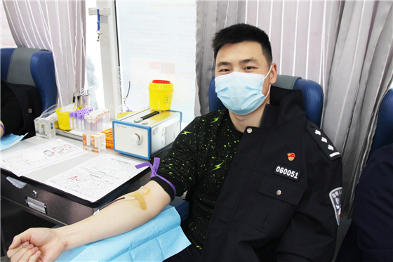 人民警察一心為民，捋袖捐血鐵血柔情——安康市公安局積極開(kāi)展冬季獻(xiàn)血活動(dòng)