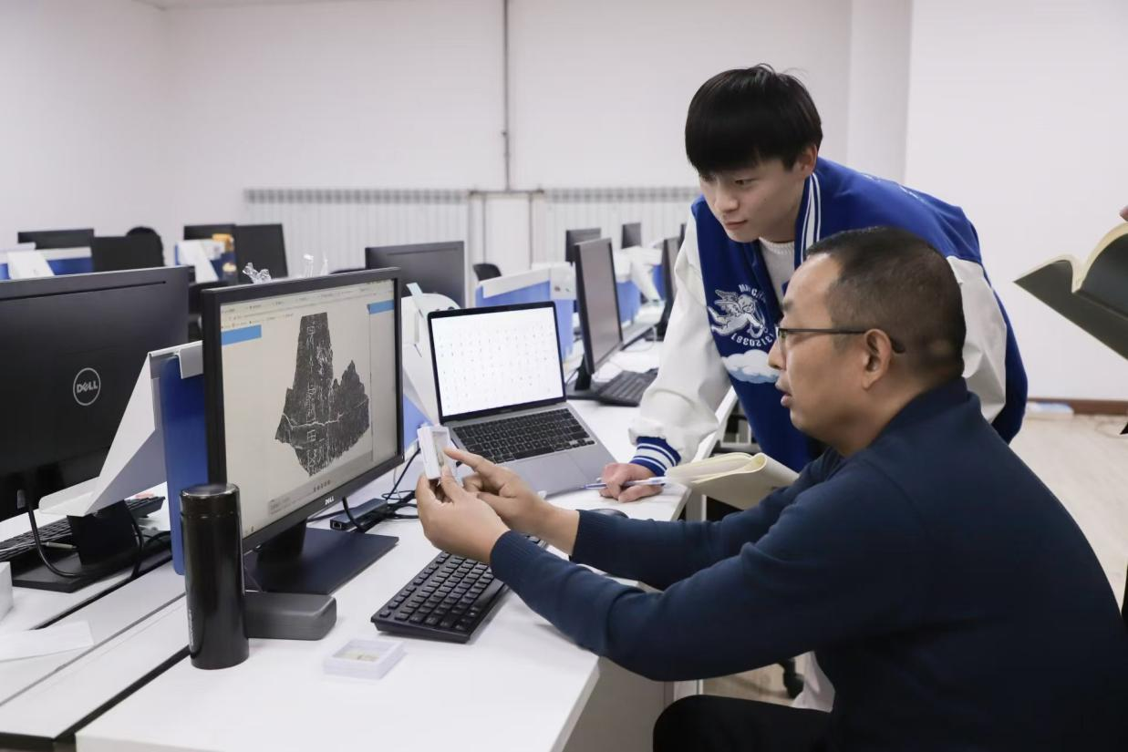 安陽師范學(xué)院甲骨文信息處理教育部重點(diǎn)實(shí)驗(yàn)室，劉永革正在給學(xué)生講甲骨文。受訪者供圖