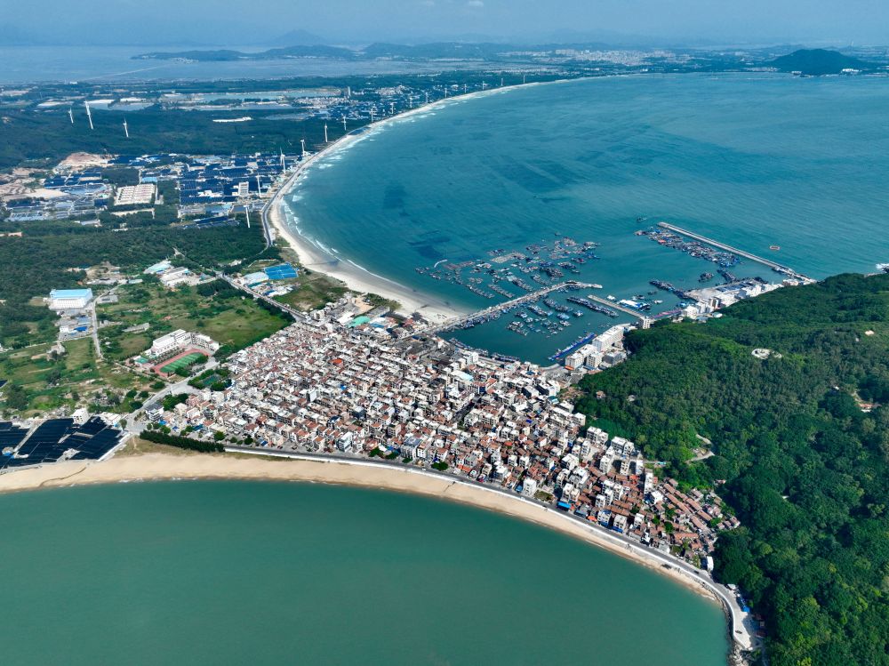 這是2024年10月16日拍攝的福建省漳州市東山縣澳角村（無(wú)人機(jī)照片）。新華社記者姜克紅攝