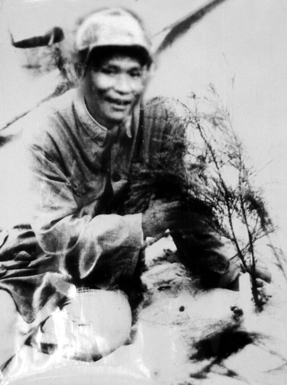 谷文昌與試種成活的木麻黃（資料照片）。