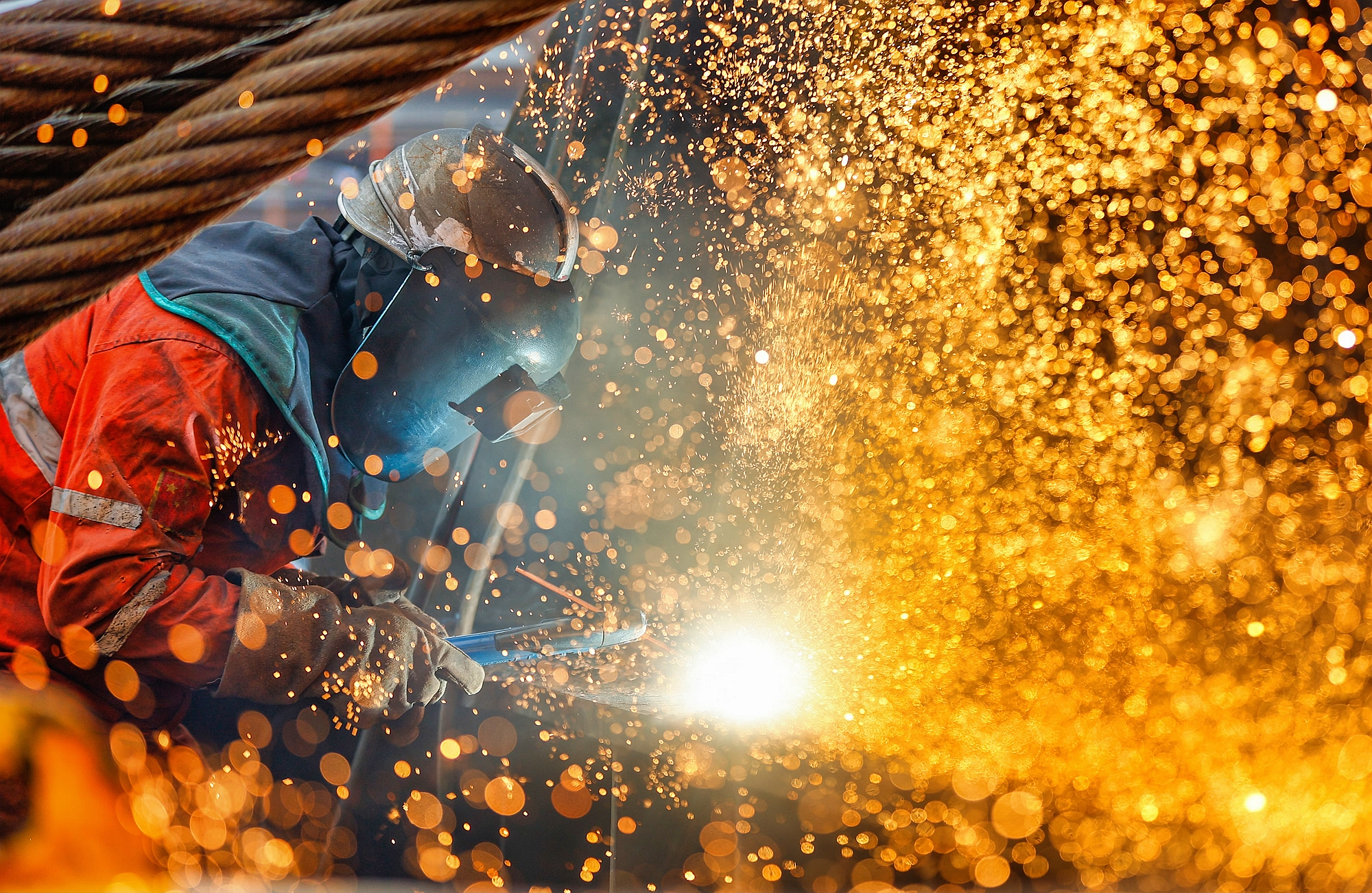 △ 2026年1月29日，在天津市濱海新區(qū)，海上油氣平臺建設工人進行現(xiàn)場施工。