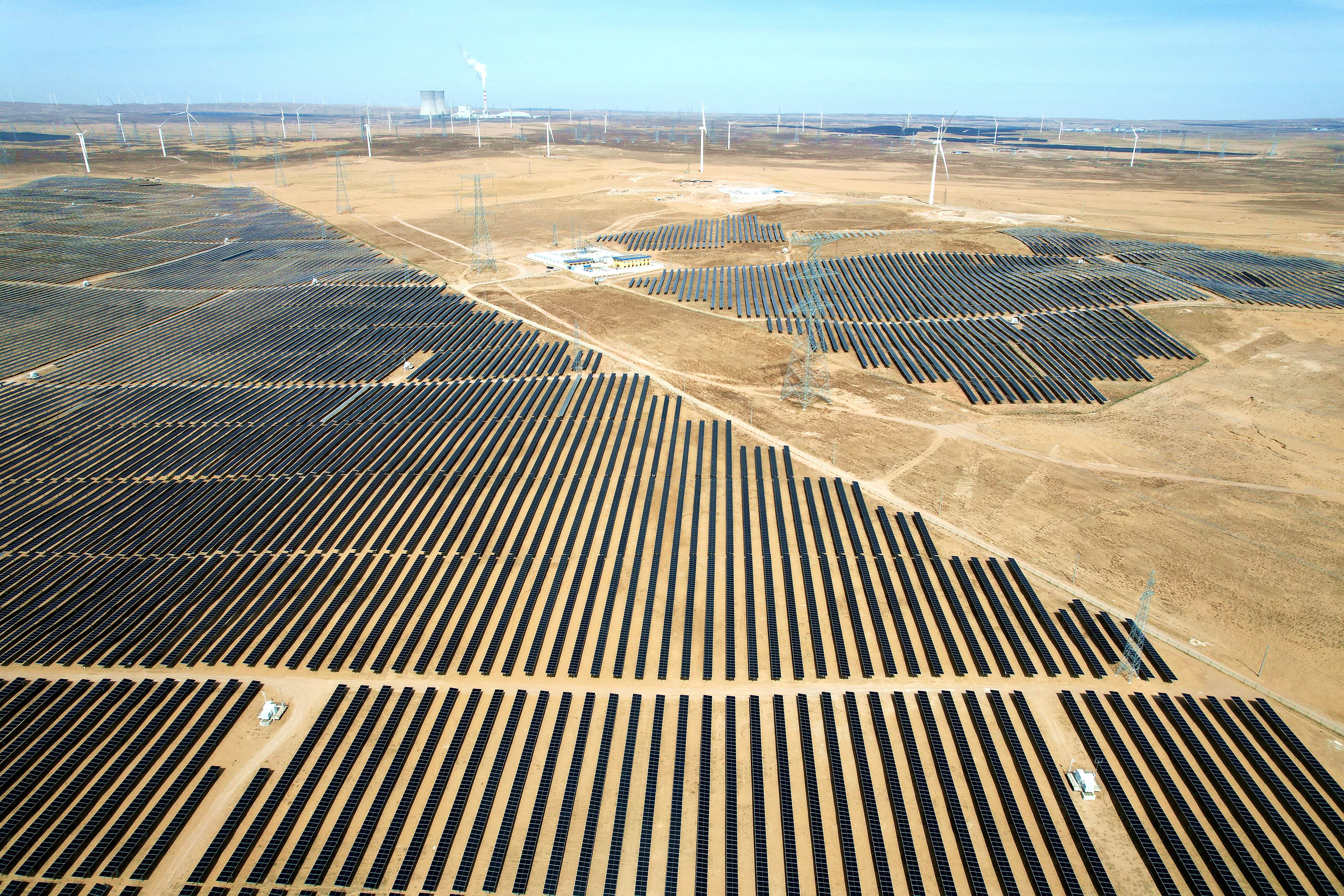 2026年3月18日，寧夏銀川，在靈武市白土崗鄉(xiāng)的一處光伏產(chǎn)業(yè)基地，成片的太陽能光伏板匯成一片“藍(lán)色海洋”。